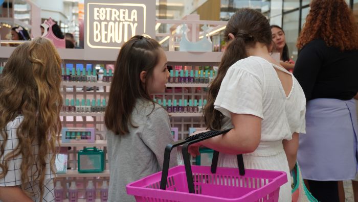 Meninas já chegaram enchendo as cestinhas (Foto: Ana Júlia Kamchen)