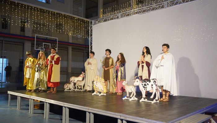 Sacadas do colégio foram iluminadas por luzes e ganharam vida com clássicos natalinos (Foto: Ana Júlia Kamchen)