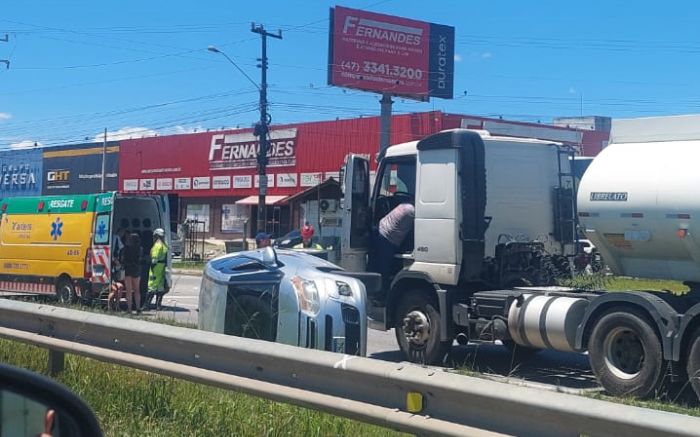 Acidente muvucou a marginal da BR 101 (Foto: Leitor)