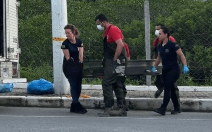 Corpo foi encontrado preso ao pilar da ponte no rio Piçarras (Foto: Leitor)