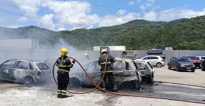 Gol, Uno e C3 estão entre os carros atingidos pelas chamas (Foto: Divulgação CBMSC)