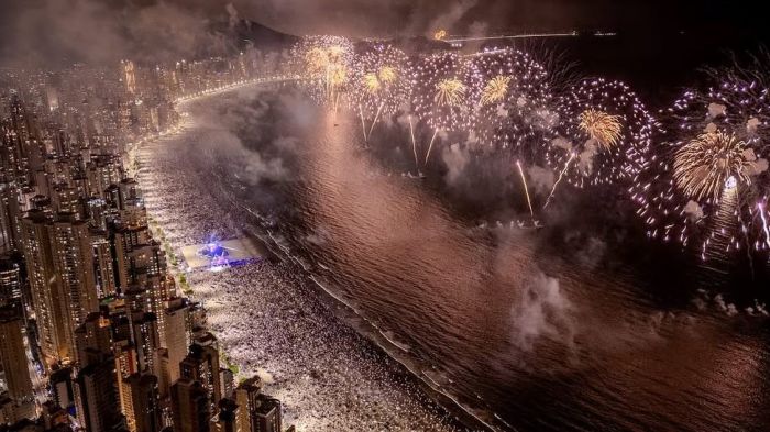 Show de fogos de BC promete superar o espetáculo de Copacabana (Foto: Guilherme Spengler/Reprodução/Redes Sociais)