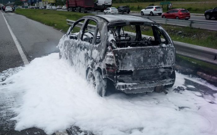 O que restou  do Citroën C3 após incêndio na BR 101; motorista, felizmente, saiu ilesa (Foto: Divulgação/Bombeiros)