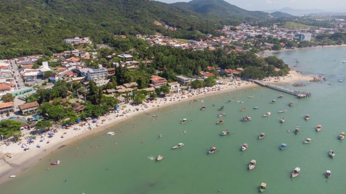 Litoral de SC recebe milhares de turistas no verão, exigindo cuidados para evitar desperdício e garantir água para todos (Foto: Secom/Penha)