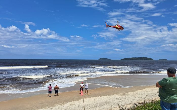 Helicóptero ajuda nas buscas ao corpo da vítima (Foto: Divulgação CBMSC)