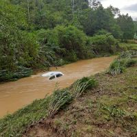 Mulher morre afogada após carro capotar e cair em ribeirão