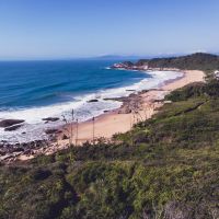 Mulher é impedida de ficar pelada na praia do Pinho