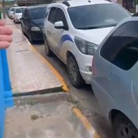 Morador barrado pelo carro da prefeitura leva “pranchetada” de servidora   