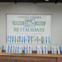 Dono de restaurante junta placas perdidas por motoristas na enxurrada 