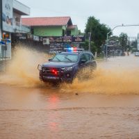 Chuva perde força, mas alerta segue na região até sábado  