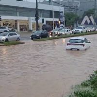 Itajaí e BC têm ruas alagadas com a chuva desta tarde; veja imagens  