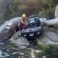 Mulher fica ilhada após acidente de jet ski em costão do Caixa d’Aço