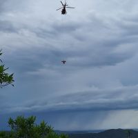 Mulher é resgatada de helicóptero no Morro do Macaco