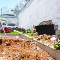 Muro de terreno pra obra de binário rompe e cai sobre condomínio vizinho