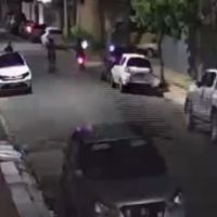 Garotada “toca o terror” com motos elétricas na Praia dos Amores  