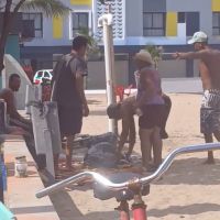 Moradores de rua “instalados” na orla brigam e causam tumulto na praia   