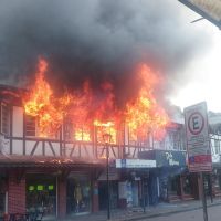 Vídeos mostram incêndio na principal rua de comércio de Blumenau  