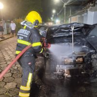 Carro com mãe e dois filhos pega fogo no centro de Navegantes