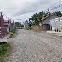 Moradores de rua esburacada acusam prefeitura de “serviço pela metade”