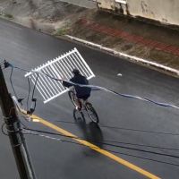 Ladrões furtam portão e fios no bairro São João  