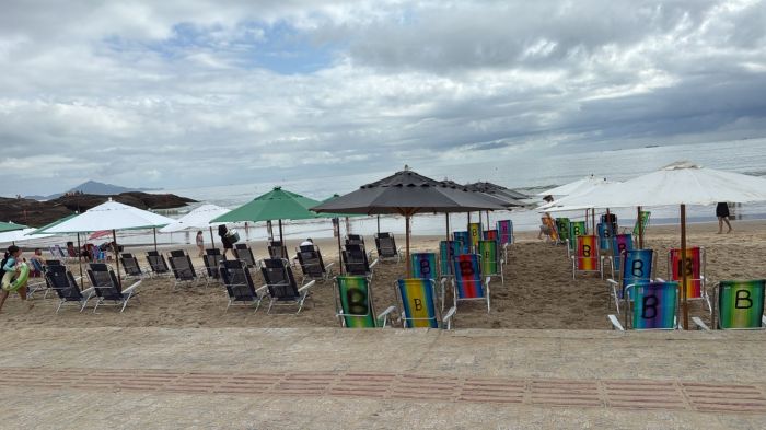 Bar se recusa a vender cerveja para cliente que não paga pelos guarda-sóis do estabelecimento (Foto: Leitor)