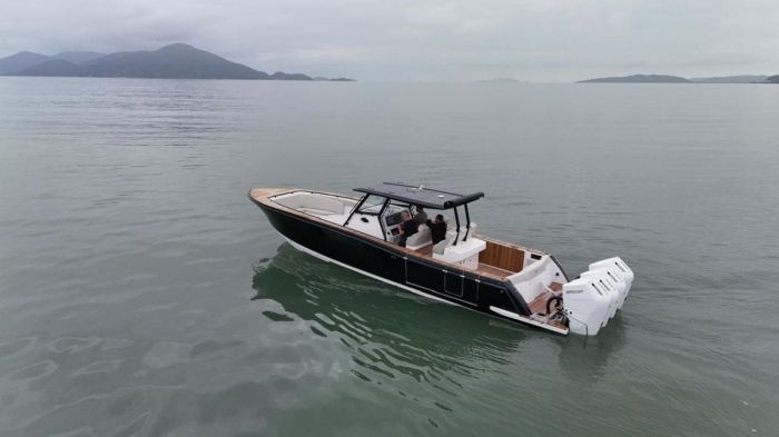 Embarcação de quatro motores é fabricada em estaleiro catarinense (Foto: Divulgação/Armatti & Fishing)