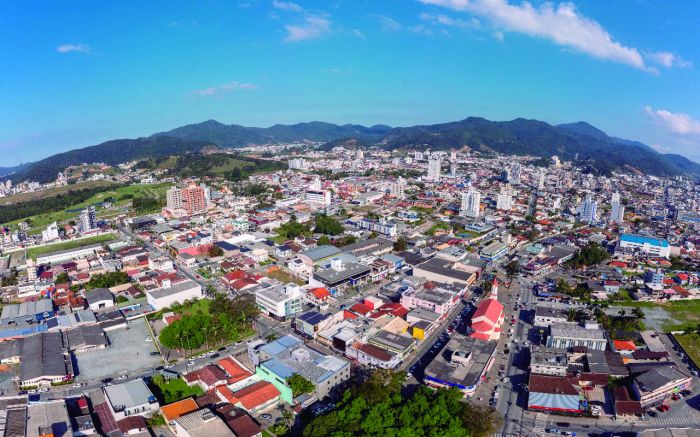 Caminhões-pipa são usados para injetar água nos hidrantes, normalizando o abastecimento em áreas elevadas (Foto: divulgação)