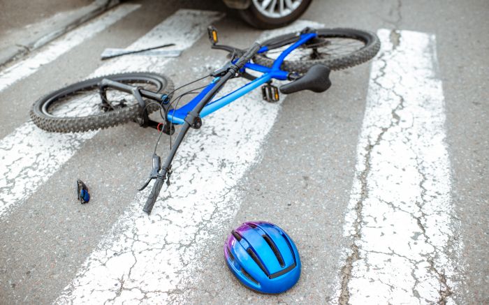 Ciclista foi socorrido pelo Samu com lesões graves no rosto e crânio (Foto: Ilustrativa/Envato) 