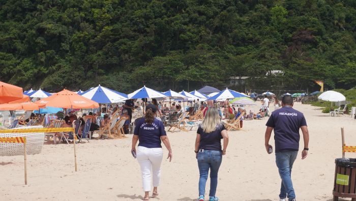 Fiscais fizeram trabalho de orientação na orla da Brava na sexta (Foto: João Batista)