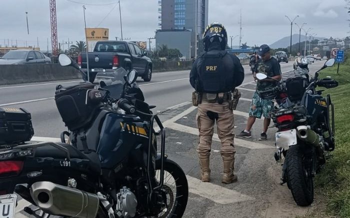 Batida causou congestionamento de mais de cinco quilômetros  (Foto: Reprodução)  