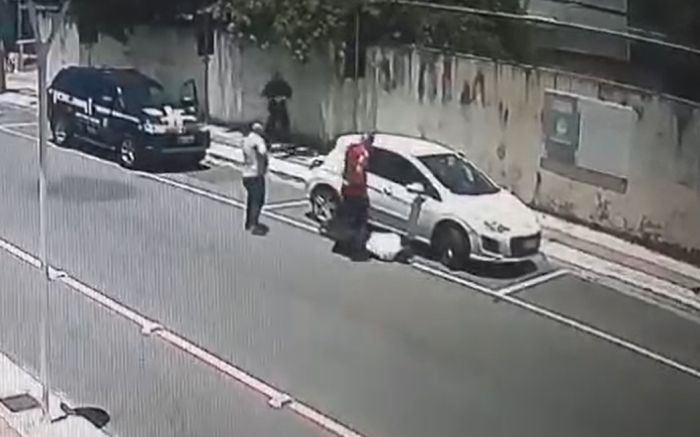 Um bandido entrou no banco, enquanto o outro esperava em um Peugeot (Foto: Reprodução PCSC)