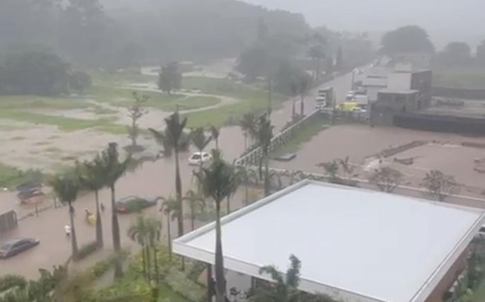 Ruas estão alagadas na entrada da cidade (Foto: Leitor)