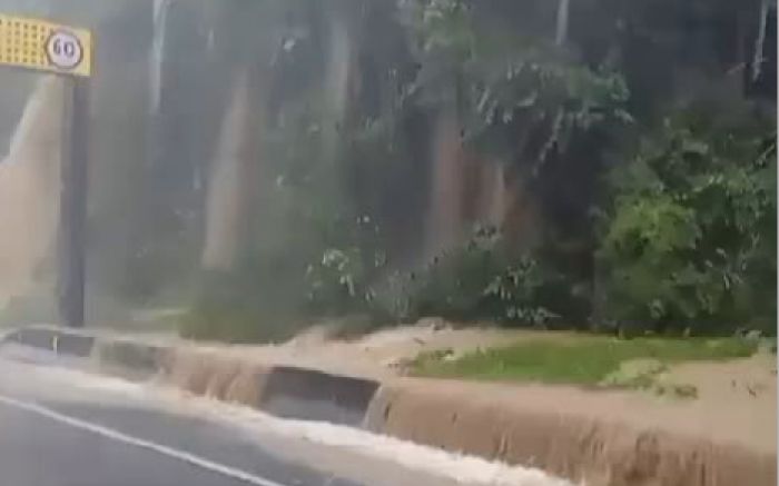 Bloqueio foi causado pelo excesso de água vindo das encostas do Morro do Boi (Foto: Leitor)