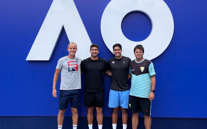 Da esq. para a dir.: Matos, Orlando Luz, Zormann e o técnico Luiz Peniza. Foto: Divulgação/ADK Tennis