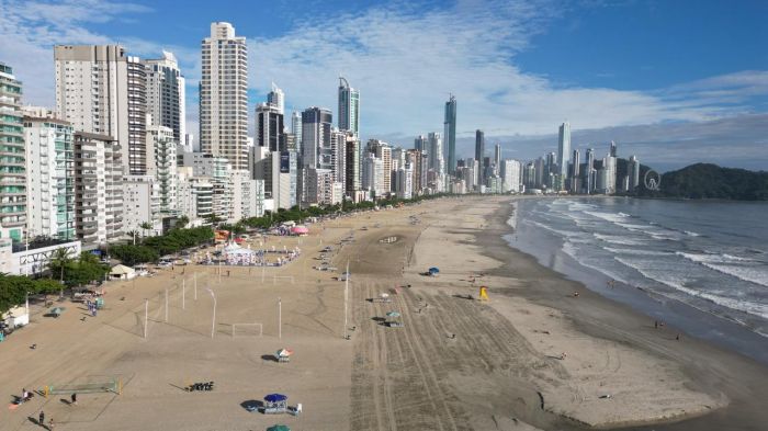 Sábado amanheceu ensolarado em Balneário Camboriú (Foto: Gustavo Martuffi)