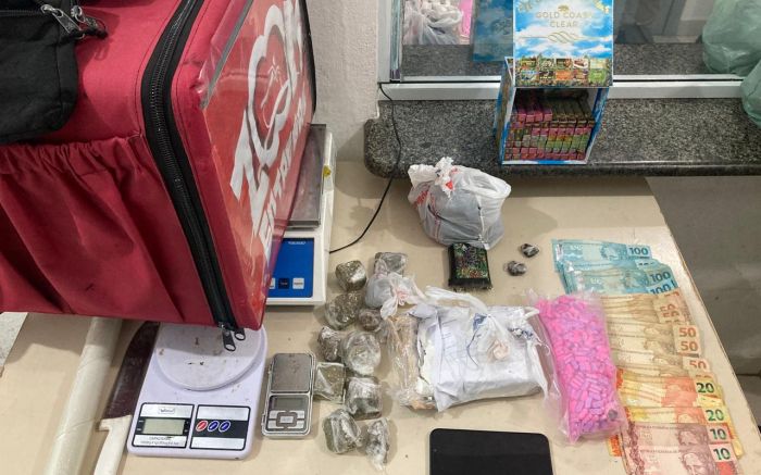 PM encontrou maconha, cocaína, ecstasy, haxixe e refis de cigarro eletrônico (Foto: Divulgação/PMSC)