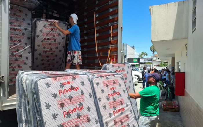 Colaboradores e voluntários trabalham juntos para levar apoio às famílias atingidas pelas chuvas em Camboriú (Foto: Águas de Camboriú/divulgação)