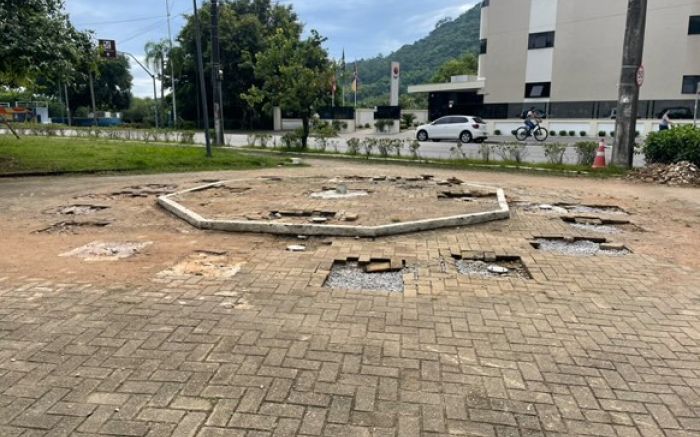 Situação revolta moradores e usuários da pracinha (Foto: Leitor)