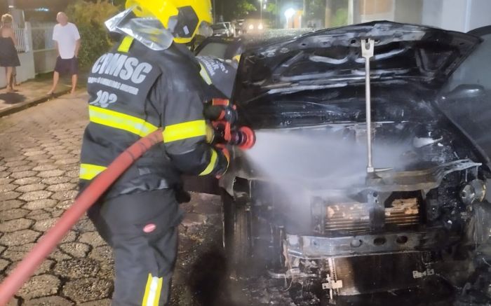 Incêndio atingiu o motor e painel do carro (Foto: Divulgação/CBMSC)