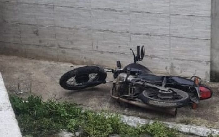 Criminoso largou a moto em uma rua sem saída e tentou fugir a pé (Foto: PMSC)