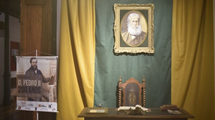 Exposição destaca momentos do reinado de Dom Pedro II com itens históricos autênticos (Foto: Divulgação)