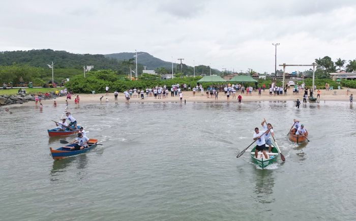 Pescadores vão colocar as bateiras na água para disputar sete categorias (Foto: Divulgação/Giro Urbano)