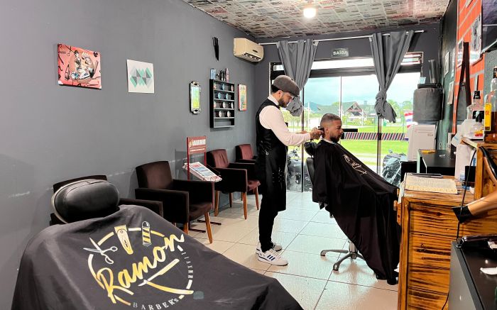 Além de oferecer cortes, barba e cursos de formação, barbearia tem decoração única, com páginas do DIARINHO (Foto: Ana Zigart)