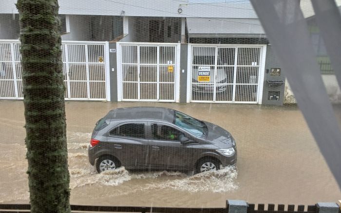 Rua Manoel Deodoro Arcari ficou tomada pelas águas nesta semana (Foto: Reprodução)