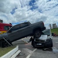 Caminhonete sobe em van na marginal da BR 101  