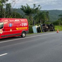 Caminhão sai da pista e tomba na BR 470