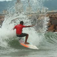 Evento de surfe noturno de Itapema estreia com mais de 80 participantes