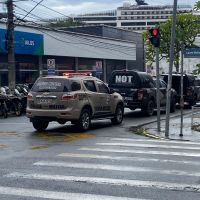 Cruzamento no centro de Itajaí é bloqueado para consulta médica de bandidão 