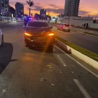 Motorista bêbado invade canteiro e causa acidente na Contorno Sul  