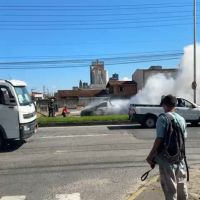 Carro pega fogo perto do quartel dos bombeiros  